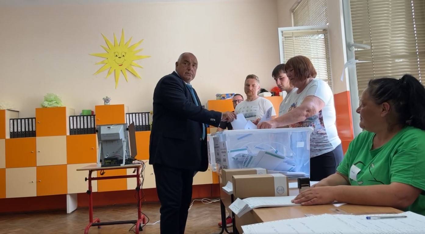Бойко Борисов гласува в Банкя 